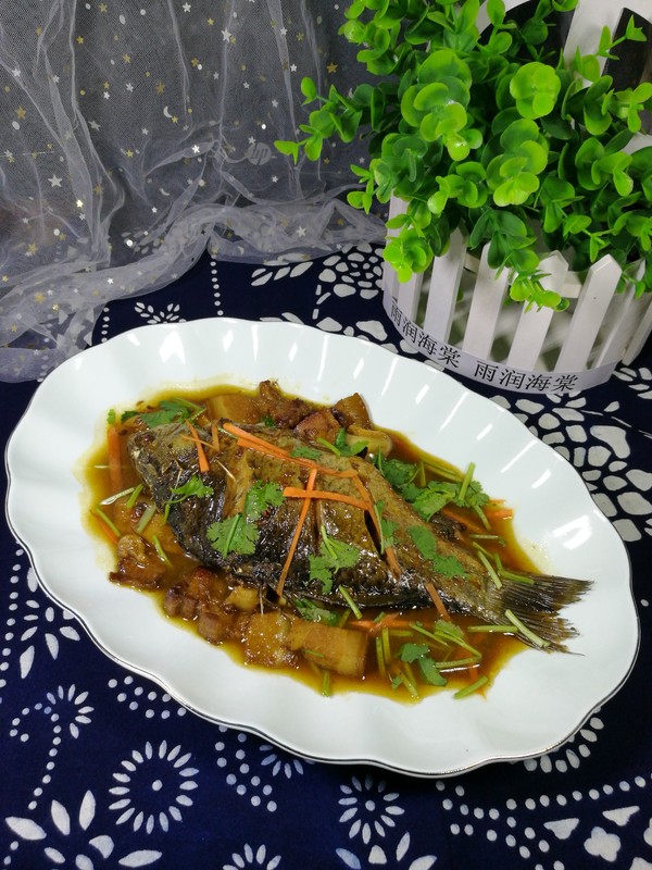 回鍋肉燉鯽魚的做法-家常味燉菜譜