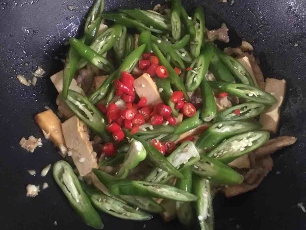 香干炒肉的做法-香辣味炒菜譜-易網健康養生網 香干炒肉的做法-香辣味炒菜譜