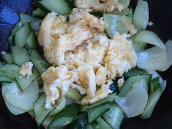 黃瓜洋蔥炒雞蛋的做法-咸鮮味炒菜譜