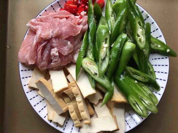 香干炒肉的做法-香辣味炒菜譜-易網<a href=http://www.gyfww.com/ target=_blank class=infotextkey>健康養生</a>網 香干炒肉的做法-香辣味炒菜譜