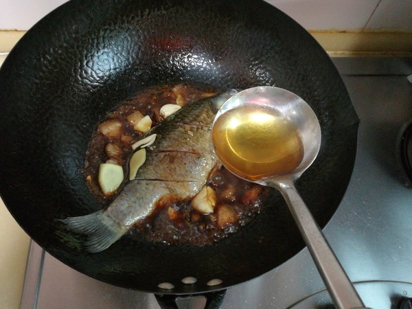 回鍋肉燉鯽魚的做法-家常味燉菜譜