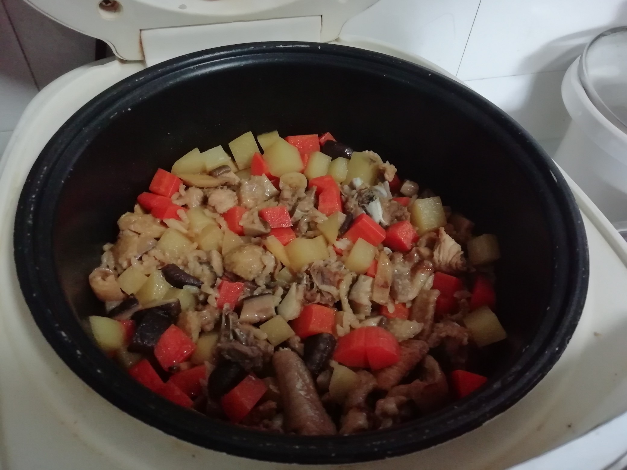 香菇燜雞飯的做法-咸鮮味炒菜譜