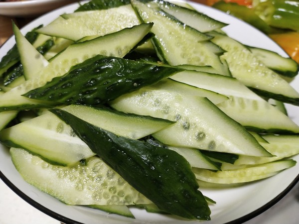 黃瓜炒麻辣香腸的做法-家常味炒菜譜