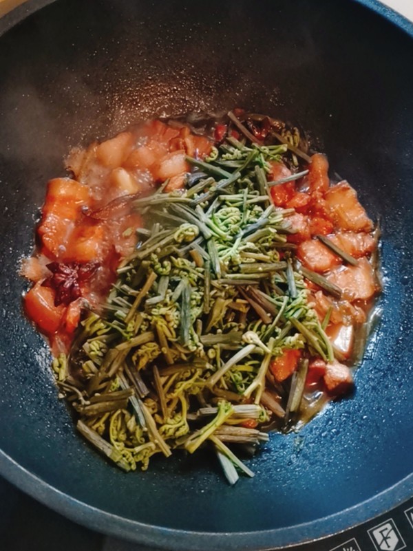 蕨菜燒肉的做法-咸鮮味燒菜譜