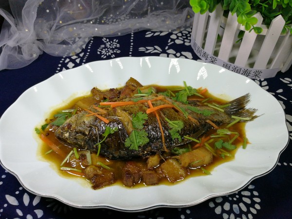 回鍋肉燉鯽魚的做法-家常味燉菜譜