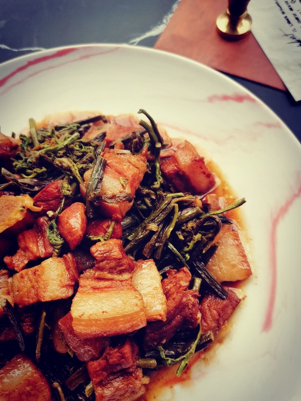 蕨菜燒肉的做法-咸鮮味燒菜譜