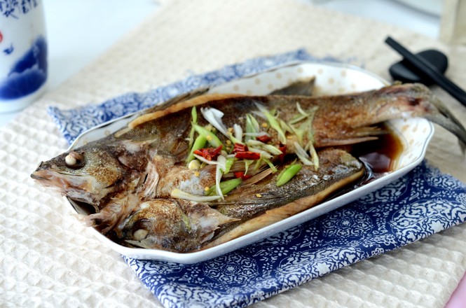 清蒸海鱸魚的做法-咸鮮味蒸菜譜