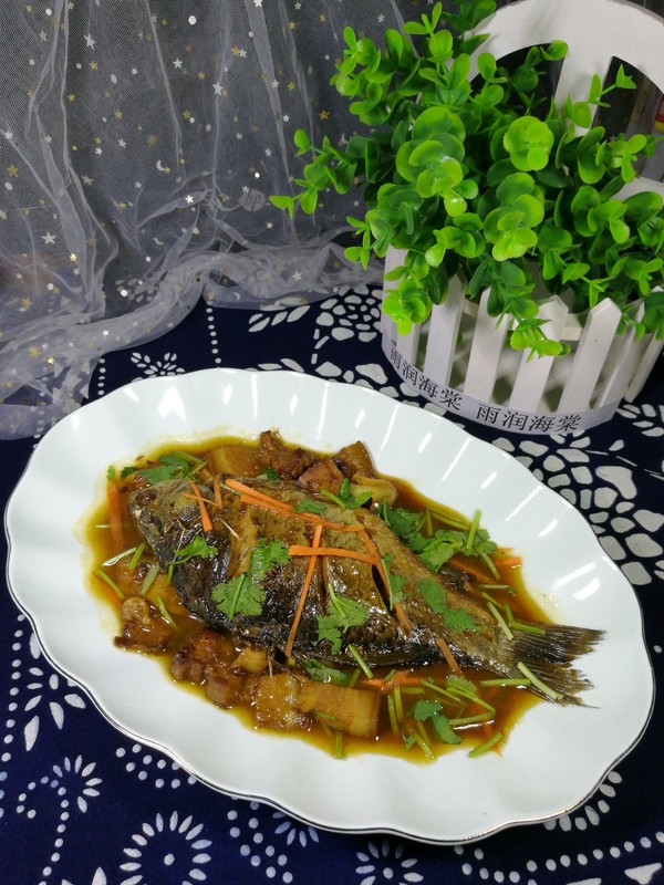 回鍋肉燉鯽魚的做法-家常味燉菜譜