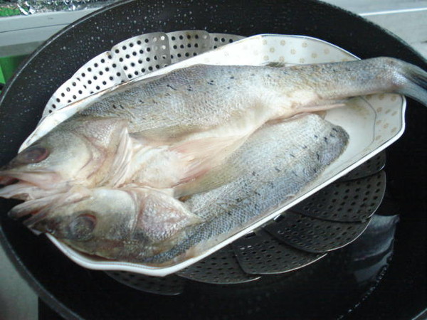 清蒸海鱸魚的做法-咸鮮味蒸菜譜