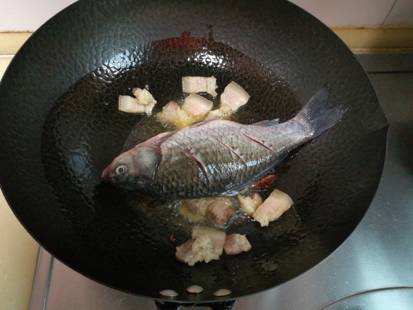 回鍋肉燉鯽魚的做法-家常味燉菜譜