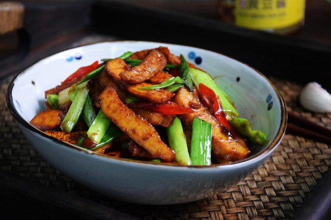 蒜苗辣炒香干的做法-醬香味炒菜譜