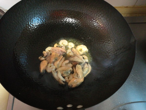 蒜黃炒貽貝蝦仁的做法-家常味炒菜譜