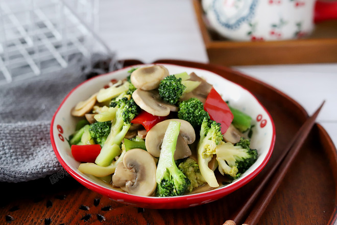 西蘭花炒口蘑的做法-家常味炒菜譜