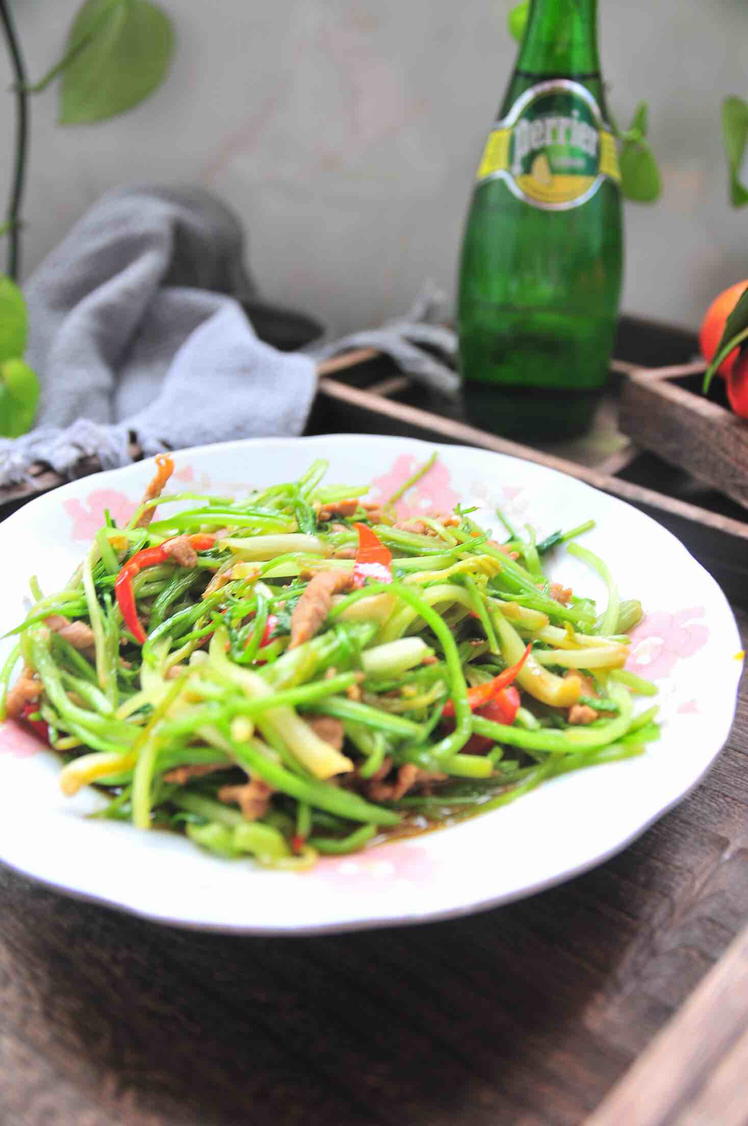 炒芹菜的做法-家常味炒菜譜