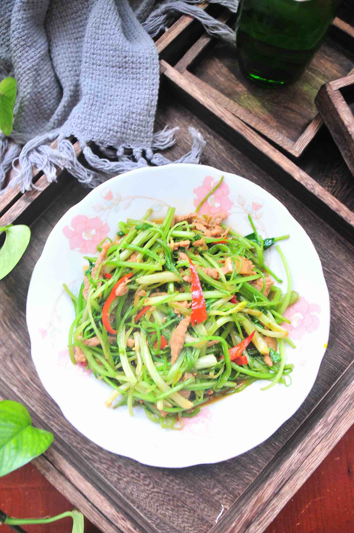 炒芹菜的做法-家常味炒菜譜