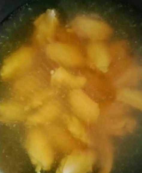 黃梔雞翅的做法-家常味煮菜譜