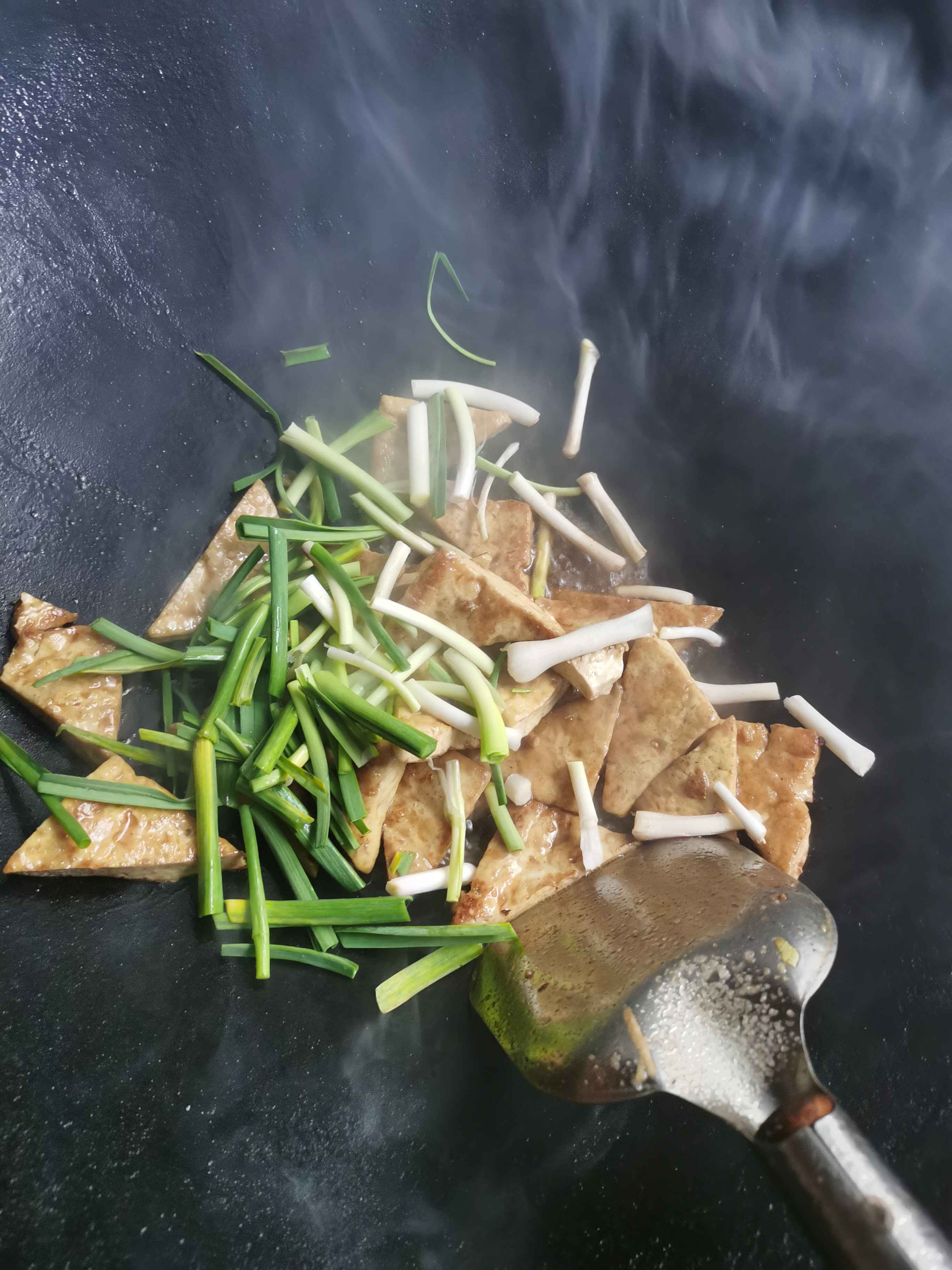 大蒜炒煎豆腐的做法-家常味炒菜譜