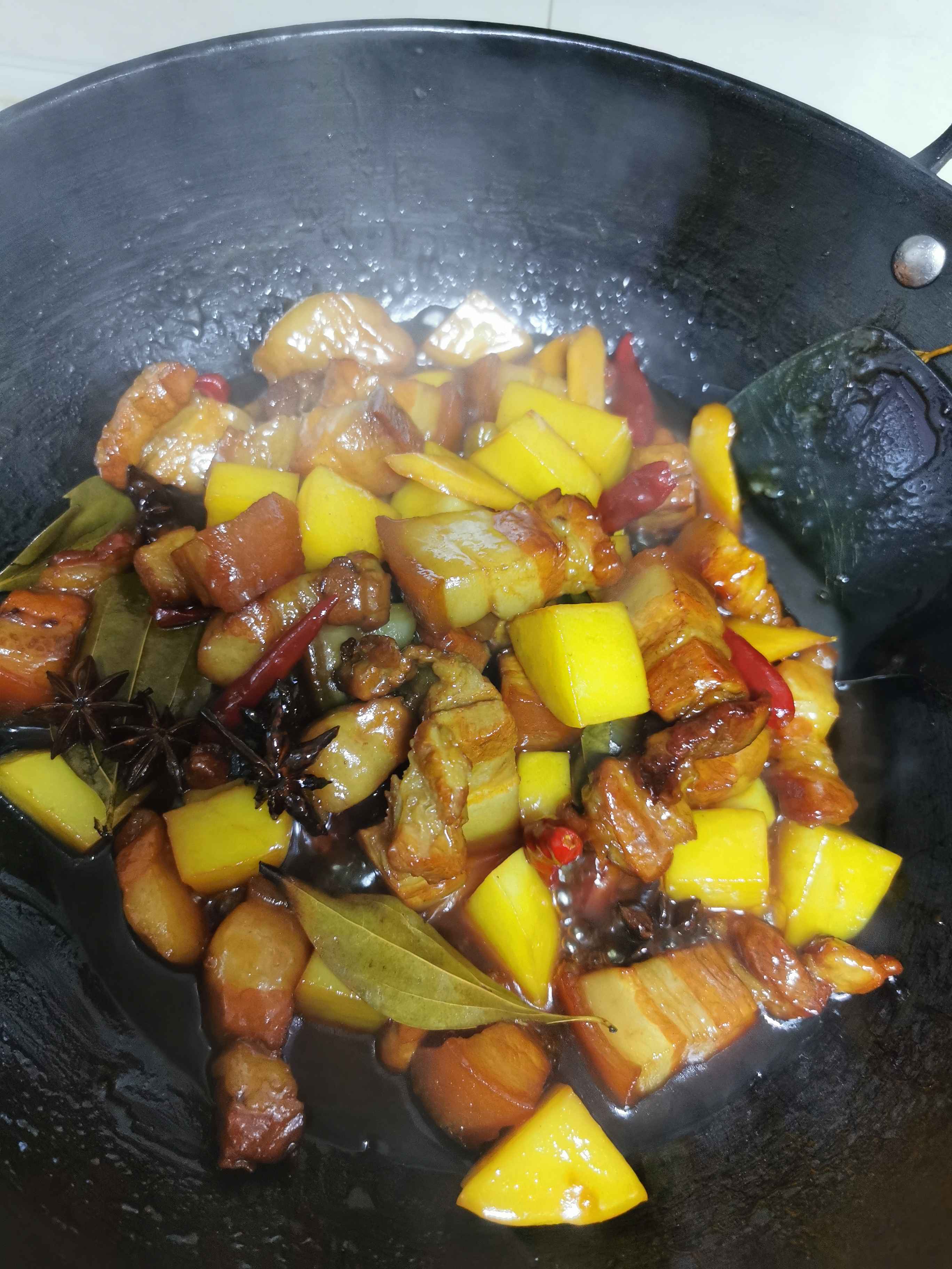 土豆紅燒肉的做法-甜味燉菜譜