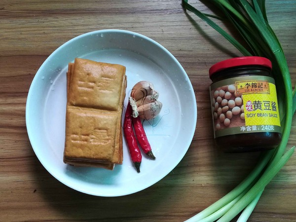 蒜苗辣炒香干的做法-醬香味炒菜譜