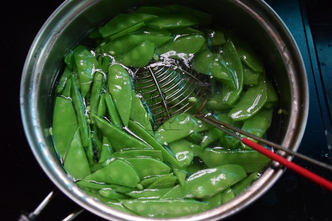 臘腸炒荷蘭豆的做法-家常味炒菜譜