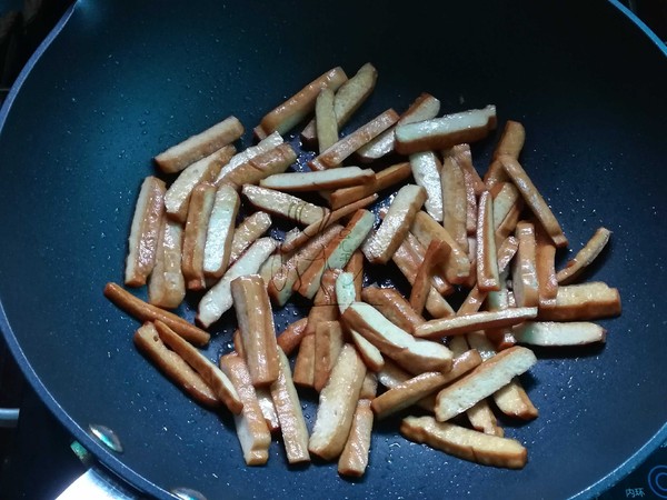 蒜苗辣炒香干的做法-醬香味炒菜譜