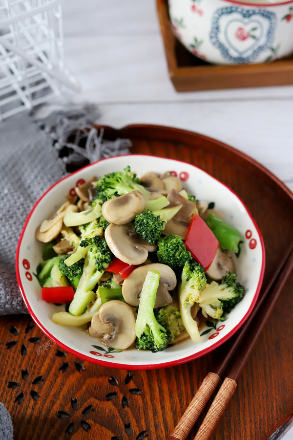 西蘭花炒口蘑的做法-家常味炒菜譜