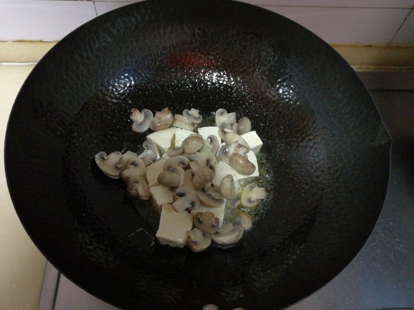 木耳口蘑熘豆腐的做法-家常味熘菜譜-易網健康養生網 木耳口蘑熘豆腐的做法-家常味熘菜譜