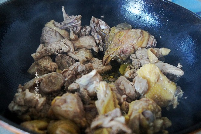 小雞燉蘑菇的做法-家常味燉菜譜