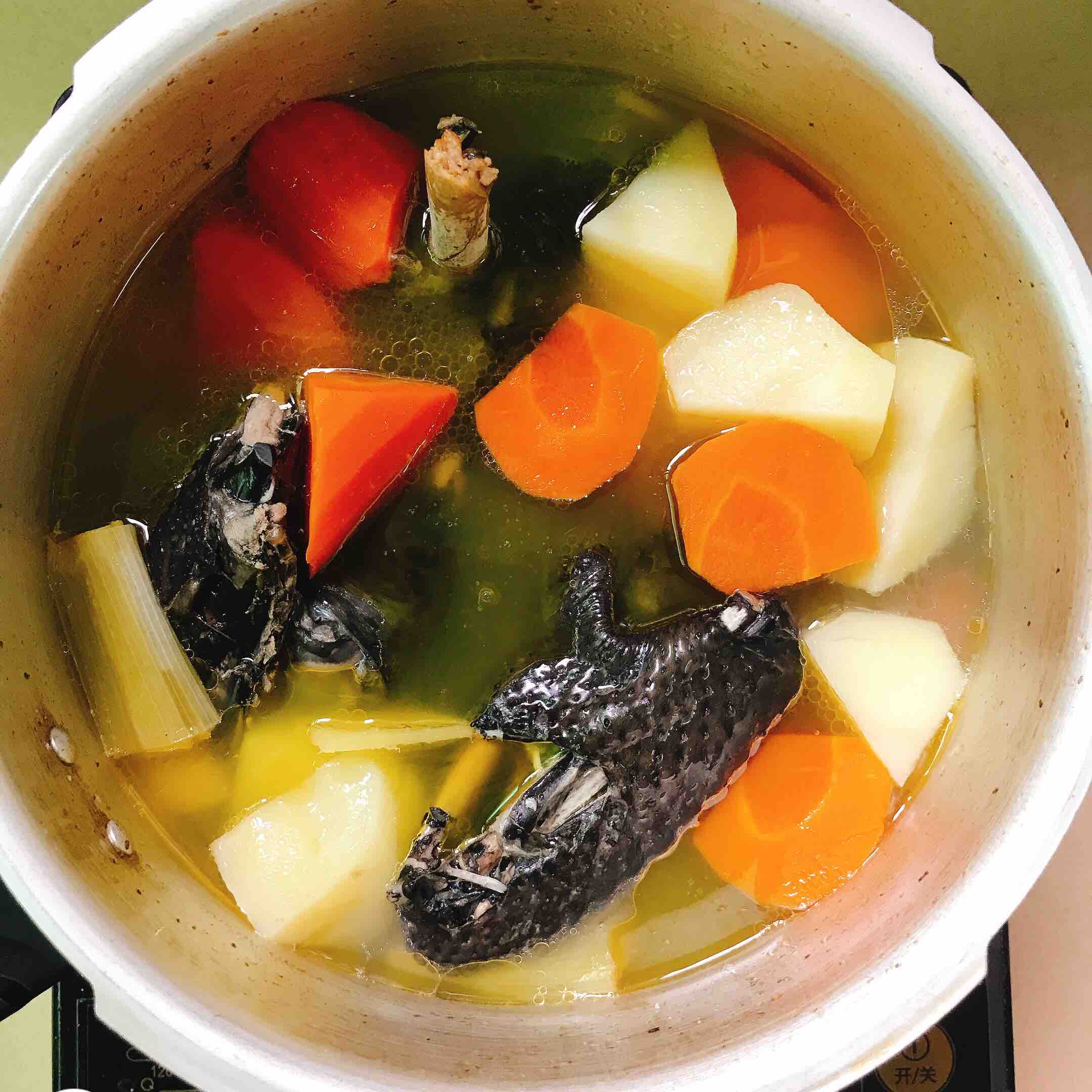 胡蘿卜燉烏雞湯的做法-咸鮮味煲菜譜