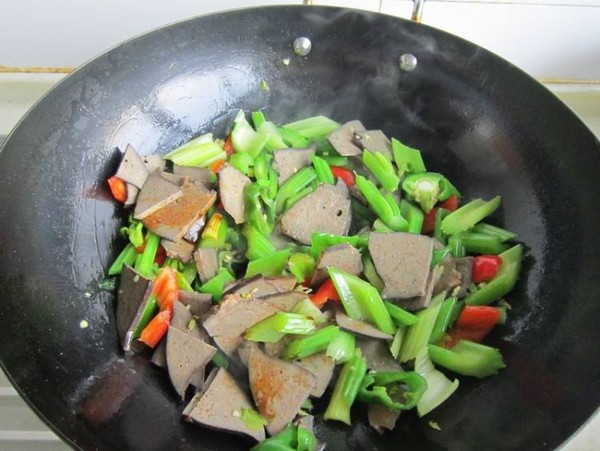 芹菜炒豬肝的做法-家常味炒菜譜