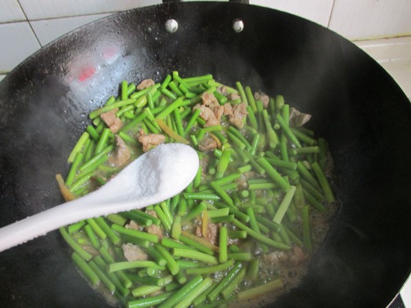 炒蒜苔的做法-咸鮮味炒菜譜