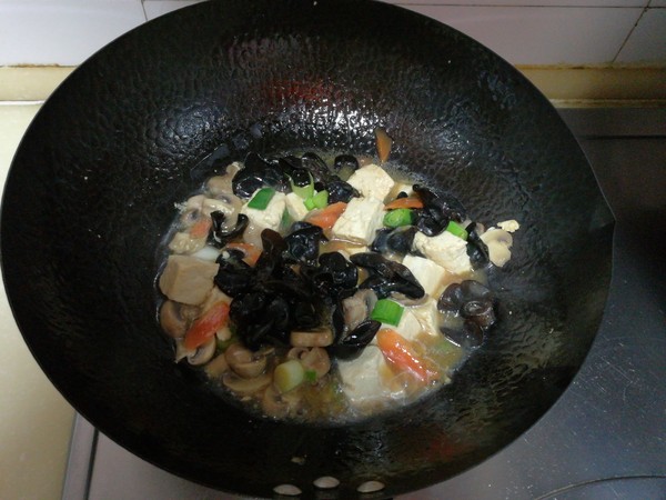 木耳口蘑熘豆腐的做法-家常味熘菜譜-易網健康養生網 木耳口蘑熘豆腐的做法-家常味熘菜譜