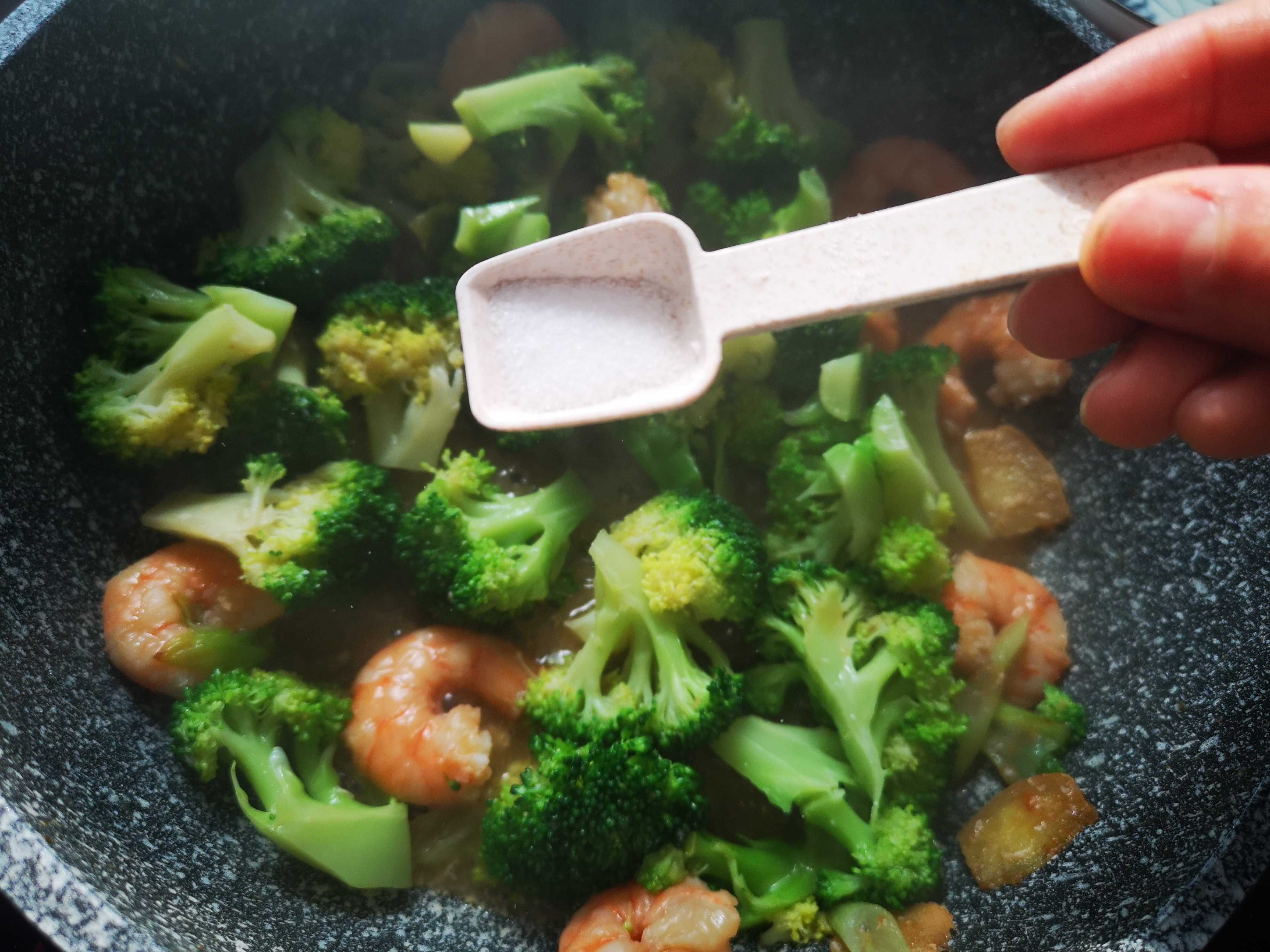 美味不發(fā)胖，蝦仁西藍花的做法-咸鮮味炒菜譜