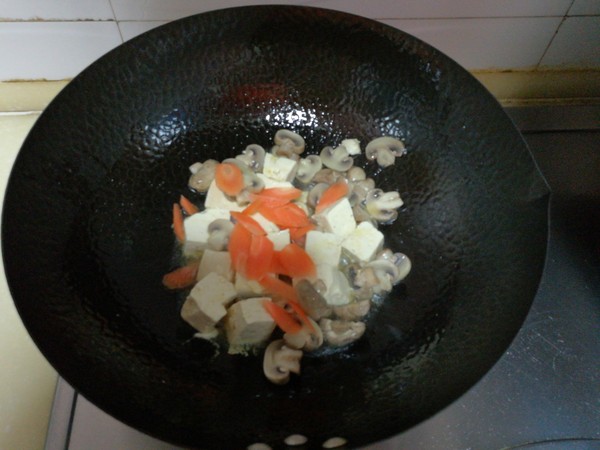 木耳口蘑熘豆腐的做法-家常味熘菜譜-易網健康養生網 木耳口蘑熘豆腐的做法-家常味熘菜譜