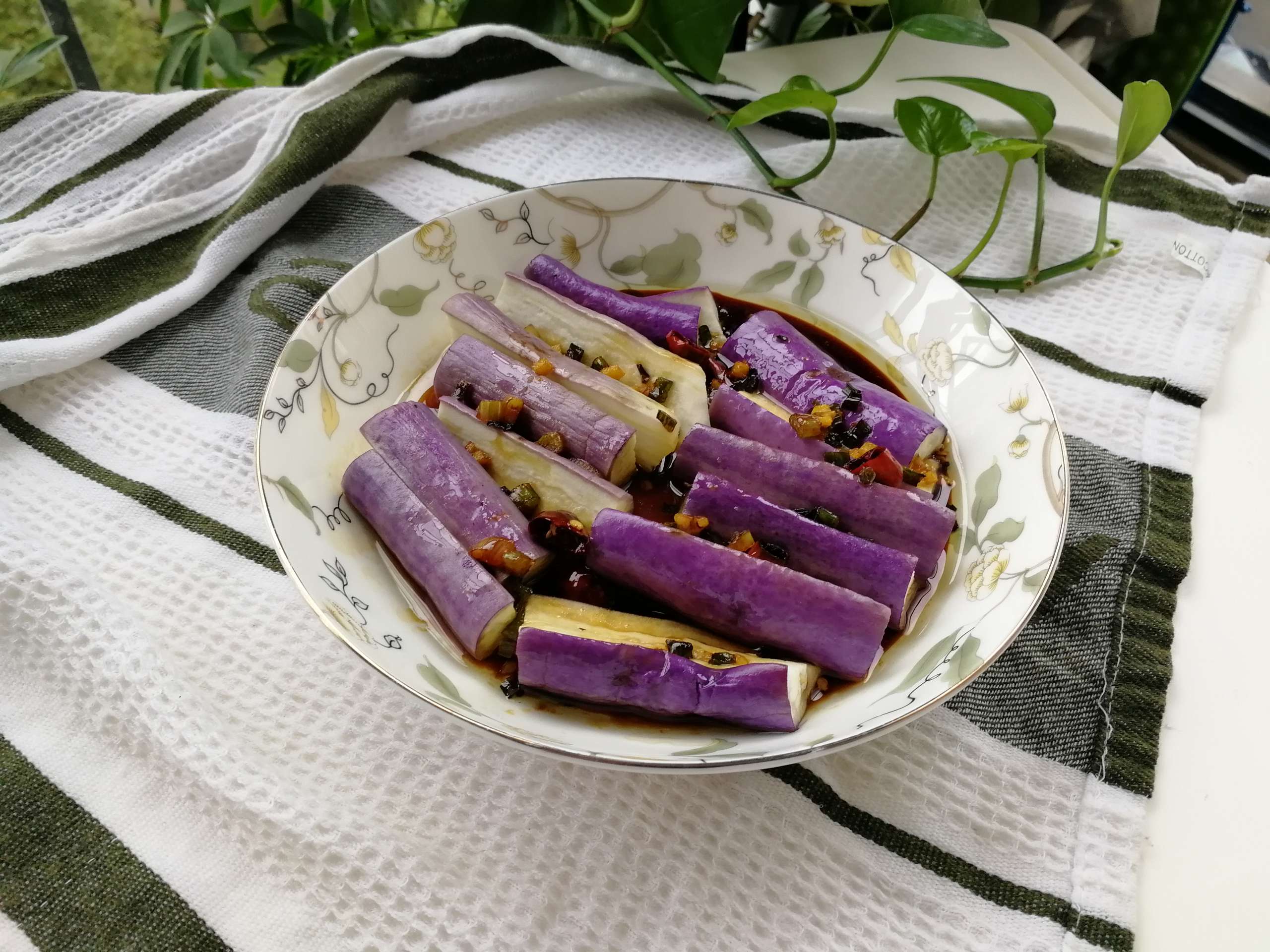 油淋茄子的做法-咸鮮味蒸菜譜