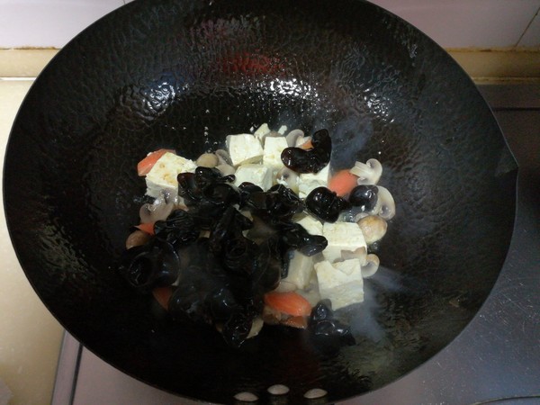 木耳口蘑熘豆腐的做法-家常味熘菜譜-易網健康養生網 木耳口蘑熘豆腐的做法-家常味熘菜譜