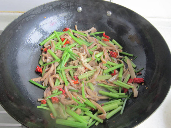 毛芹菜炒羊肚的做法-香辣味炒菜譜