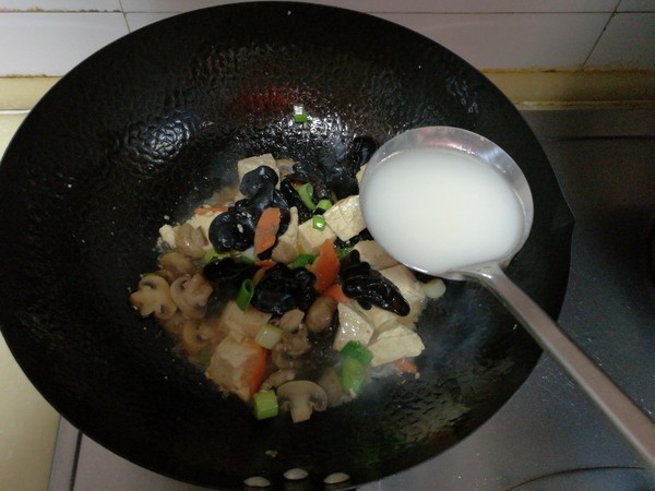 木耳口蘑熘豆腐的做法-家常味熘菜譜-易網健康養生網 木耳口蘑熘豆腐的做法-家常味熘菜譜