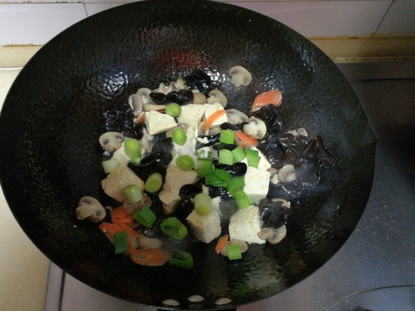 木耳口蘑熘豆腐的做法-家常味熘菜譜-易網健康養生網 木耳口蘑熘豆腐的做法-家常味熘菜譜