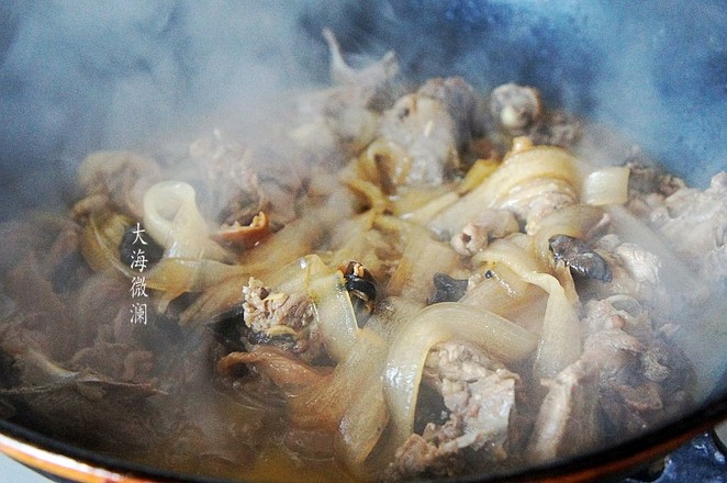 小雞燉蘑菇的做法-家常味燉菜譜