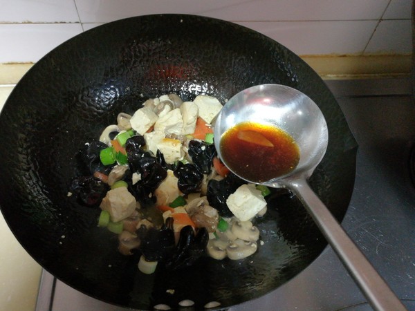 木耳口蘑熘豆腐的做法-家常味熘菜譜-易網健康養生網 木耳口蘑熘豆腐的做法-家常味熘菜譜