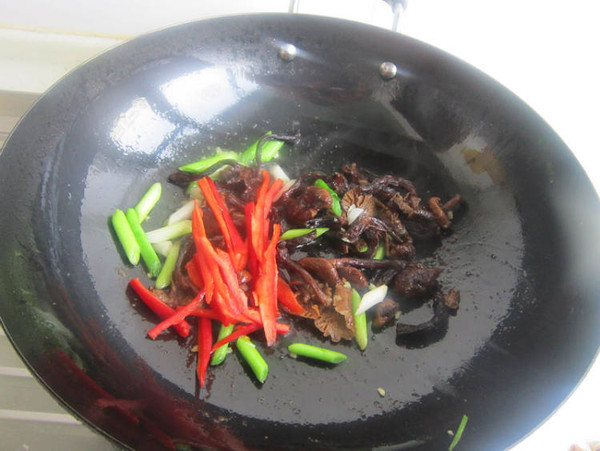 榛蘑炒肉的做法-家常味炒菜譜-易網健康養生網 榛蘑炒肉的做法-家常味炒菜譜