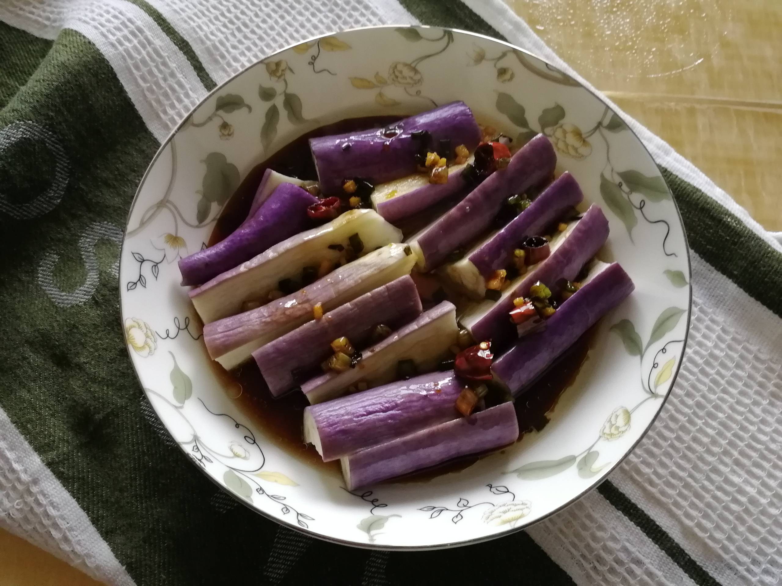 油淋茄子的做法-咸鮮味蒸菜譜