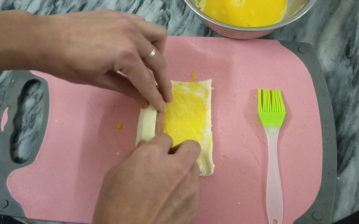 網(wǎng)紅香腸卷蒸烤箱版的做法-咸鮮味烤菜譜