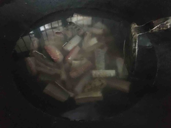 紅燒鱤魚的做法-香辣味燒菜譜-易網(wǎng)<a href=http://www.gyfww.com/ target=_blank class=infotextkey>健康養(yǎng)生</a>網(wǎng) 紅燒鱤魚的做法-香辣味燒菜譜