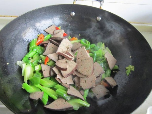 芹菜炒豬肝的做法-家常味炒菜譜