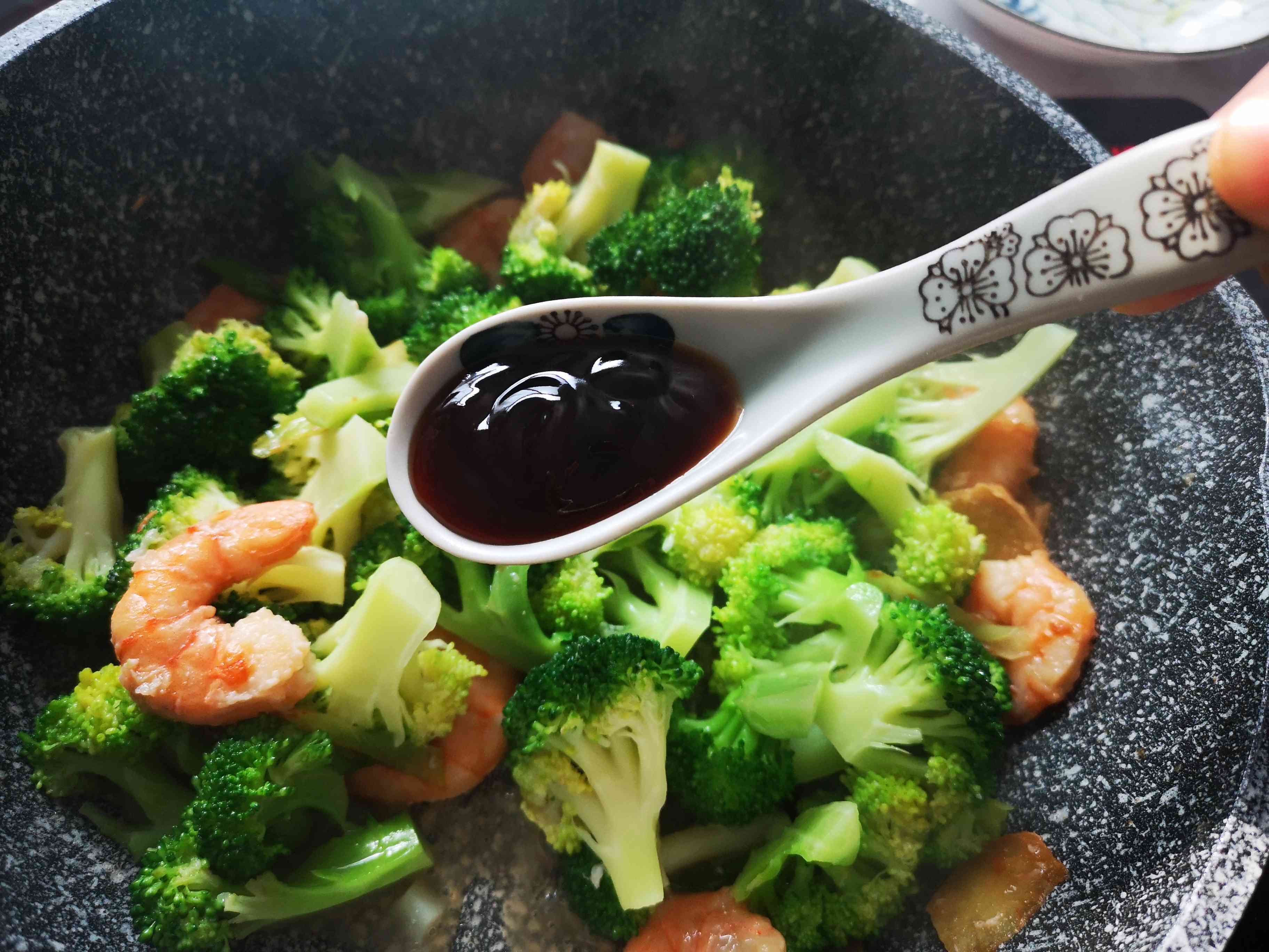 美味不發(fā)胖，蝦仁西藍花的做法-咸鮮味炒菜譜