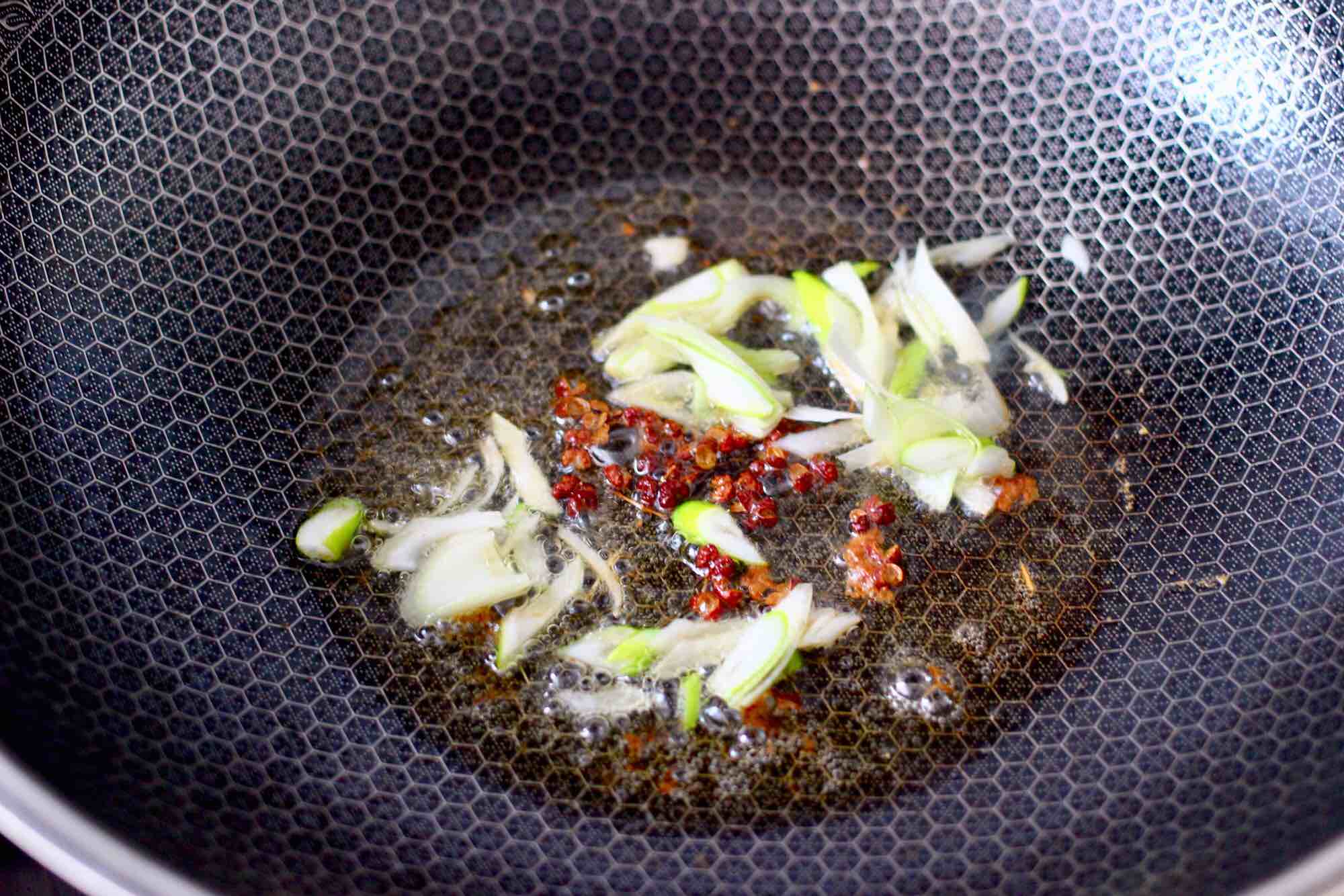 芹菜炒香菇的做法-咸鮮味炒菜譜