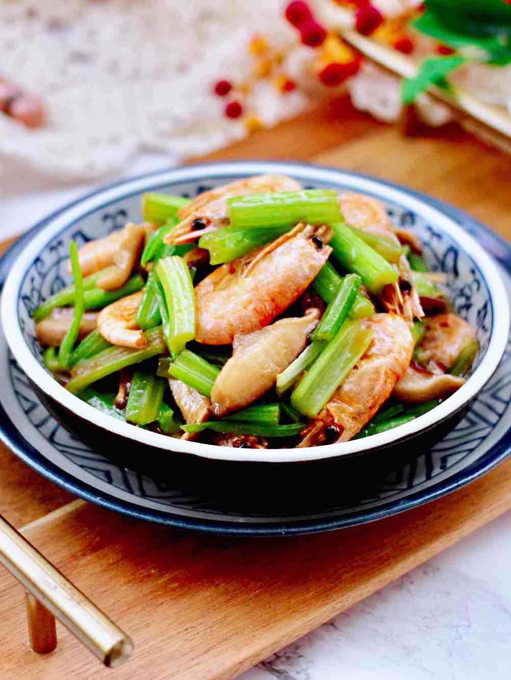 芹菜炒香菇的做法-咸鮮味炒菜譜