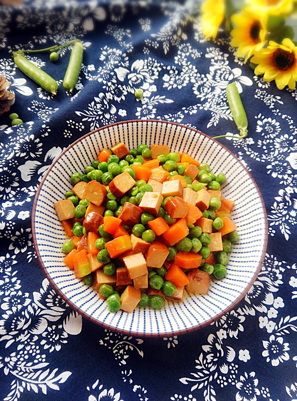 時蔬燴雞蛋干的做法-家常味炒菜譜-易網(wǎng)健康養(yǎng)生網(wǎng) 時蔬燴雞蛋干的做法-家常味炒菜譜